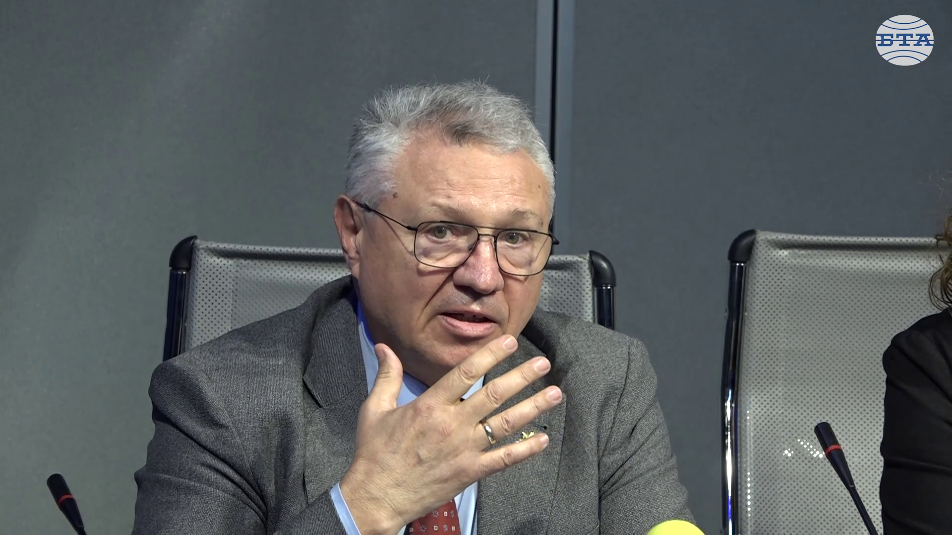 Търсим съдействие на всички авиационни оператори, които могат да реализират полети за Близкия изток, заяви зам.-министър Шаламанов