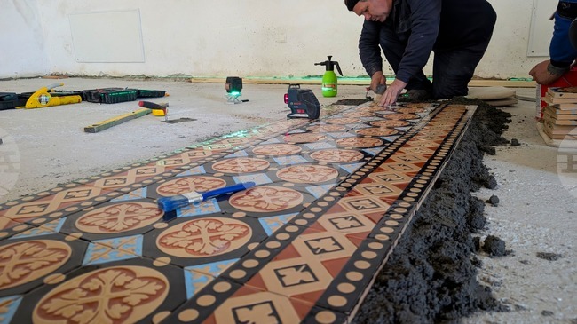 Аджерпрес: Подовата настилка на Рицарската зала в замъка Корвин в Румъния ще бъде покрита с близо 8000 ръчно изработени керамични плочки