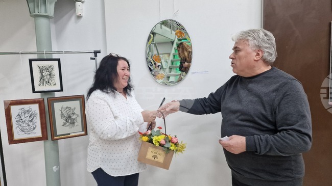 Изложба на жени художнички от Разград под надслов „Нежност в цвят“ бе открита в Регионалната библиотека „Проф. Боян Пенев“