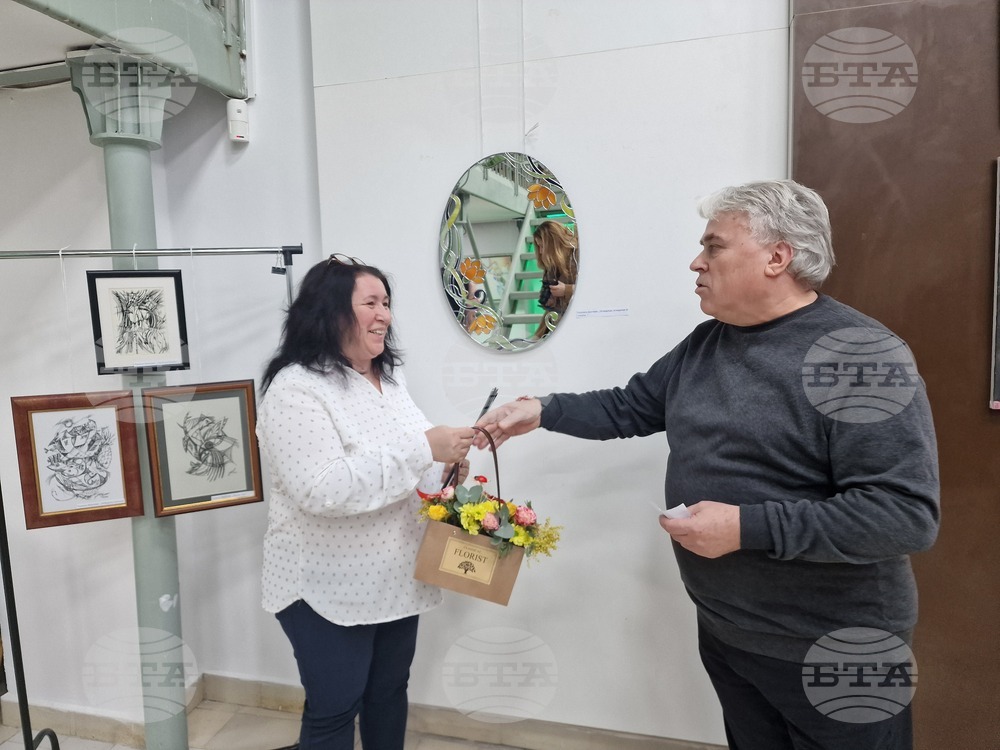 Изложба на жени художнички от Разград под надслов „Нежност в цвят“ бе открита в Регионалната библиотека „Проф. Боян Пенев“