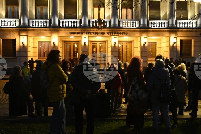 Граждани протестираха пред Министерството на отбраната