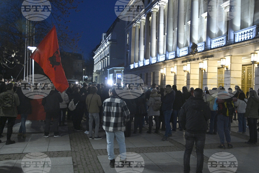 Protesters in Sofia Call for Peace, Demand Defence Minister’s Resignation