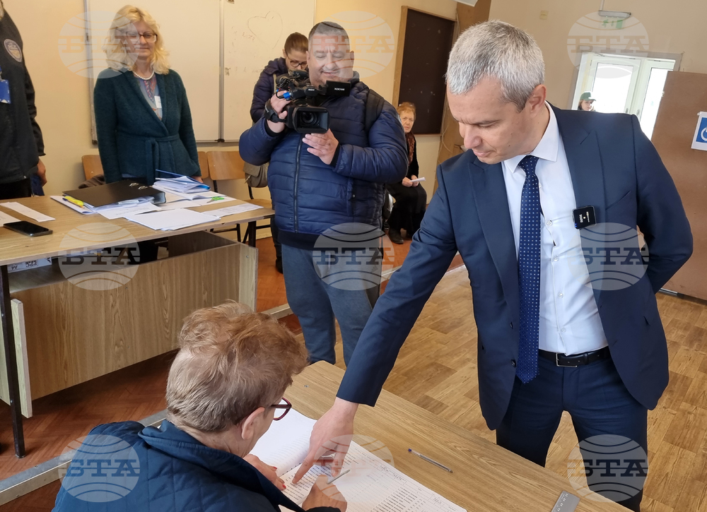 Гласувах за възраждането на България като свободна и независима държава, заяви Костадин Костадинов