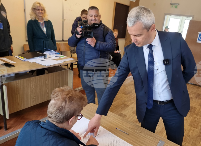 Варна - парламентарни избори - гласуване - Костадин Костадинов