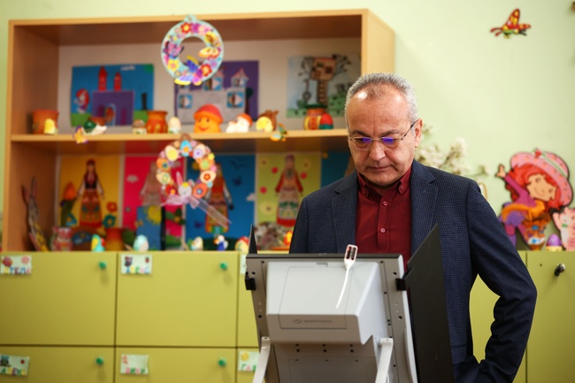 Caretaker PM Donev Votes for Citizens, Politicians to Side Together