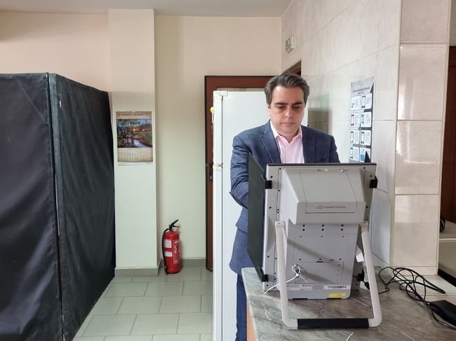 Continue the Change Co-leader Vassilev Votes for Normal European Life