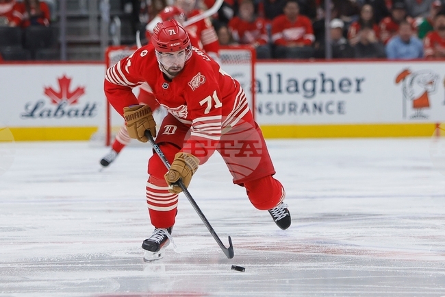 Капитанът Дилан Ларкин напредва с възстановяването си, но е под въпрос за ключовия двубой на Детройт срещу Отава