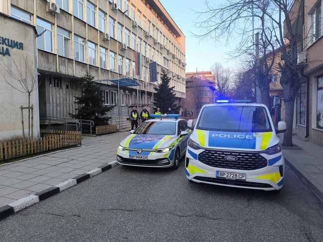 Дежурството на полицейските патрули във Врачанско започна с едноминутно мълчание и включени светлини на служебните автомобили