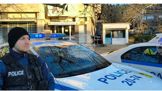 С включени сини светлини полицията в Сливен отдават почит на загиналите си колеги