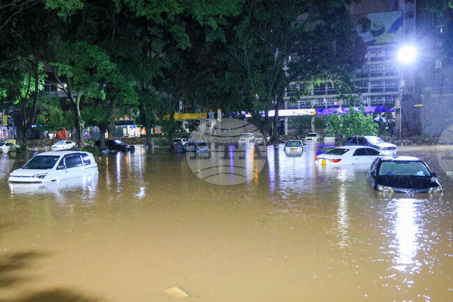 Жертвите на наводненията в Кения достигнаха 81 души, съобщиха властите 