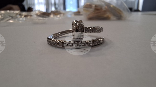 Митническите служители в София задържаха над 1200 бижута