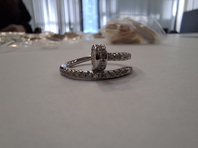 Митническите служители в София задържаха над 1200 бижута