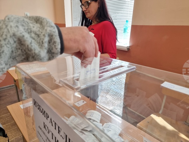 Изборният ден в Ловешка област започна нормално, всички 263 секции са отворени