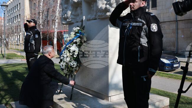 Служебният министър на вътрешните работи и ръководството на МВР поднесоха цветя в памет на загиналите служители на реда