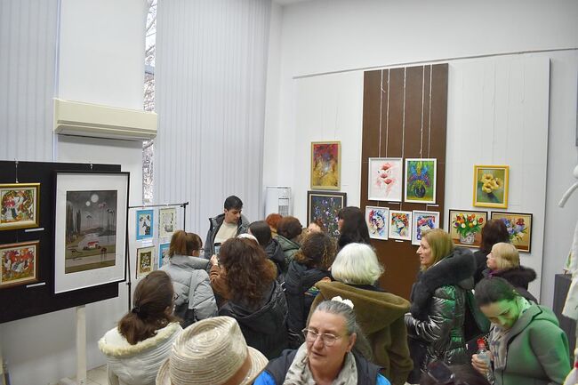 Община Разград: В навечерието на Деня на жената в библиотеката бе открита изложба от 60 творби на разградски художнички