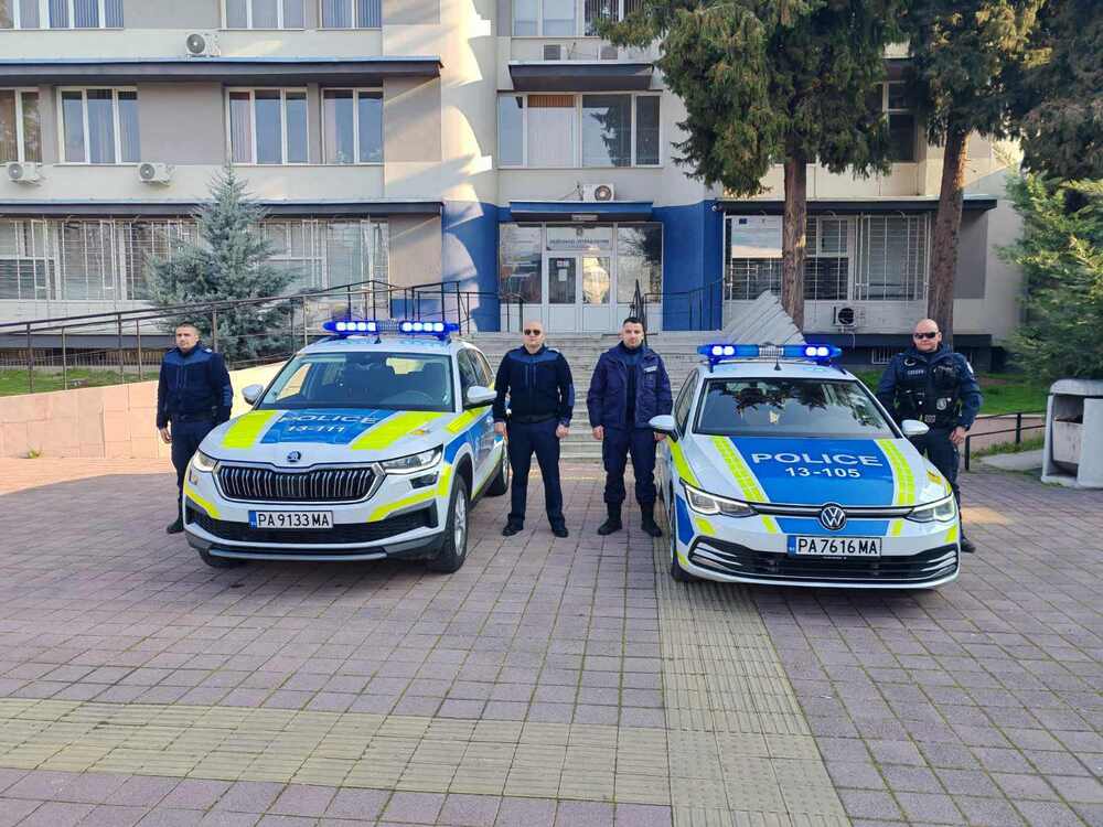 Полицаи и пожарникари в Пазарджишко почетоха паметта на загиналите си колеги