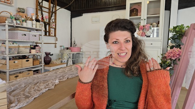 Ръчно изработени изделия предлагат в мини базар в Ловеч по случай 8 март седем дами творци