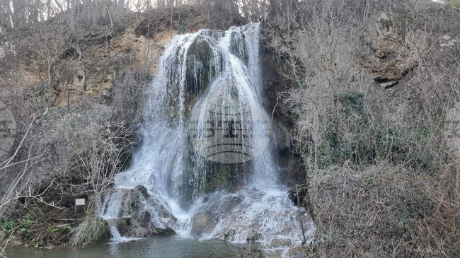 След снеготопенето тази зима природната забележителност "Водопада" е по-пълноводна в сравнение с минали години 