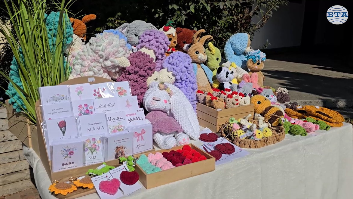 Ръчно изработени изделия предлагат в мини базар в Ловеч по случай 8 март седем дами творци