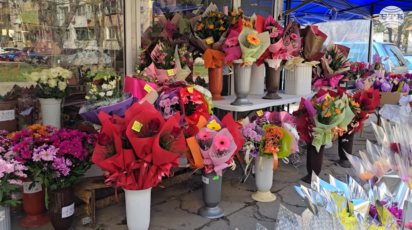 Лале, фрезия, хризантема, гербер и роза са сред най-търсените цветя за Осми март в Ловеч