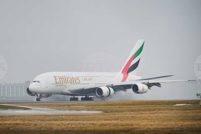 Международното летище в Дубай възобнови някои полети след временното им спиране заради атака с дрон, предизвикала пожар