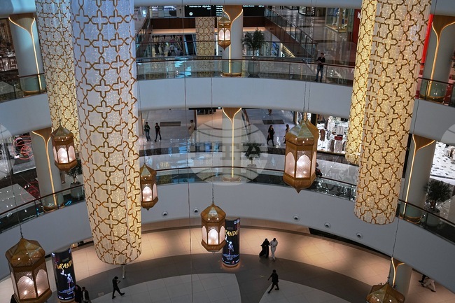 Войната в Близкия изток опразни моловете в столицата на лукса Дубай 