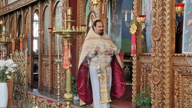 Шумен - храм „Свети Три Светители“ - отец Иван