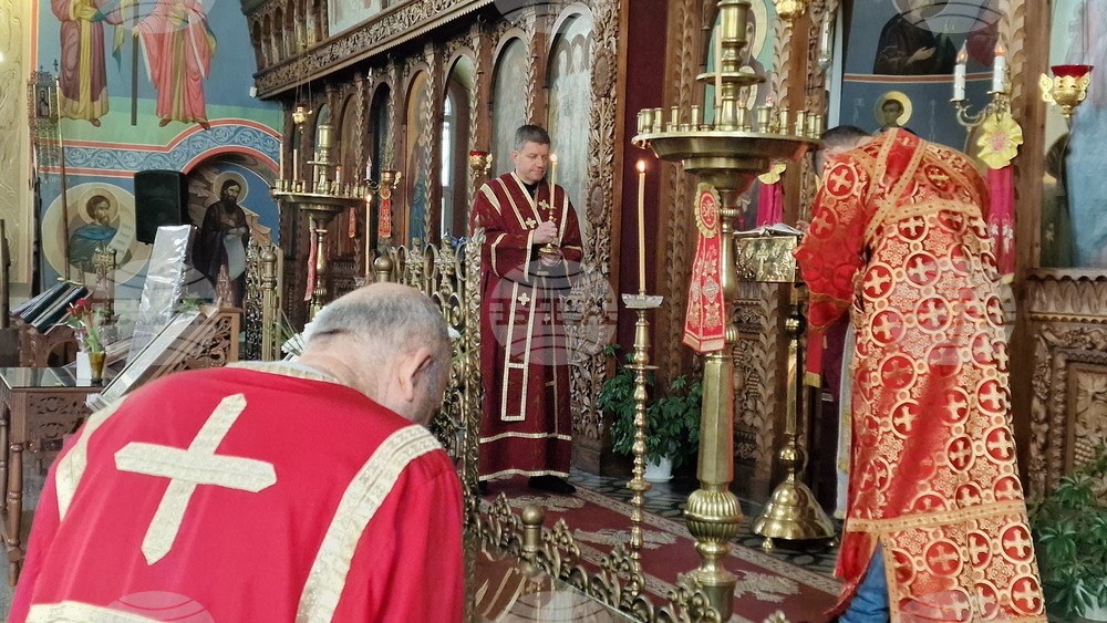 Шумен - храм „Свети Три Светители“ - отец Иван