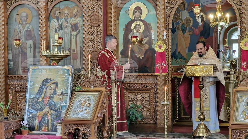 Шумен - храм „Свети Три Светители“ - отец Иван