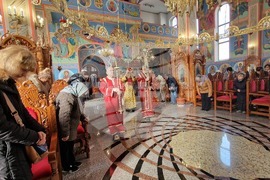 Шумен - храм „Свети Три Светители“ - отец Иван