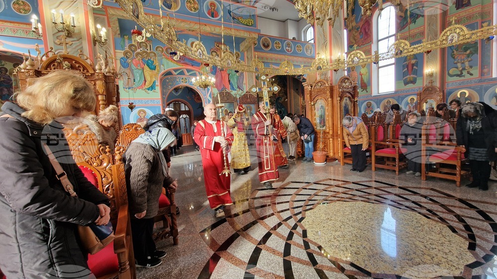 Шумен - храм „Свети Три Светители“ - отец Иван