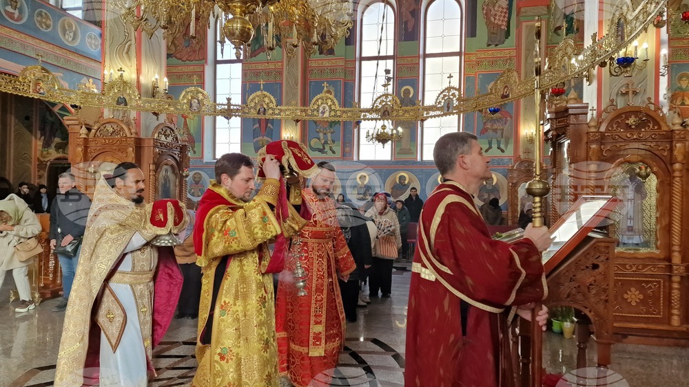 Шумен - храм „Свети Три Светители“ - отец Иван