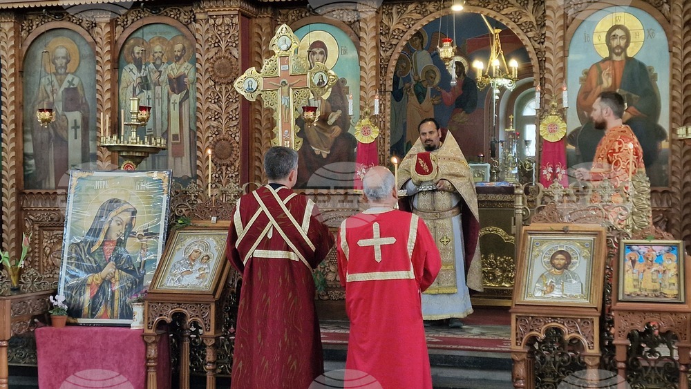 Шумен - храм „Свети Три Светители“ - отец Иван