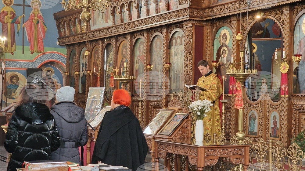 Шумен - храм „Свети Три Светители“ - отец Иван