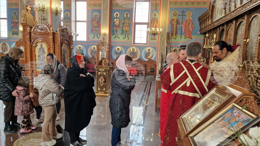 Шумен - храм „Свети Три Светители“ - отец Иван