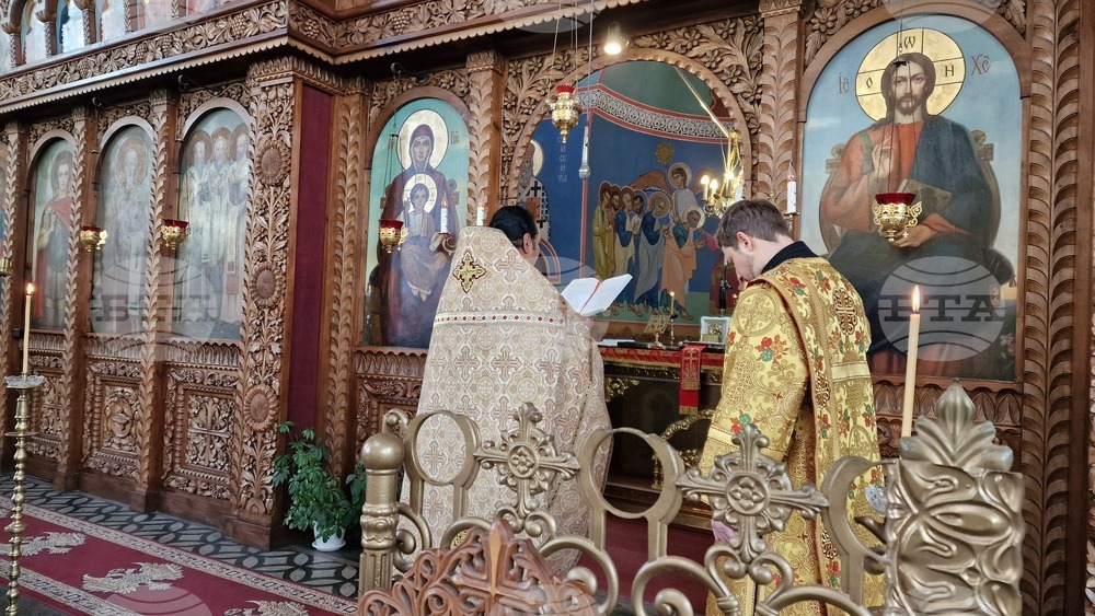 Отец Иван говори за св. Григорий Палама и исихазма в проповедта си в храма "Св. Три Светители" в Шумен 