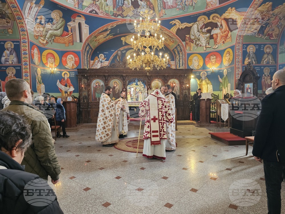 Русе - храм „Свети Архангел Михаил“ - литургия - епископ Макарий 