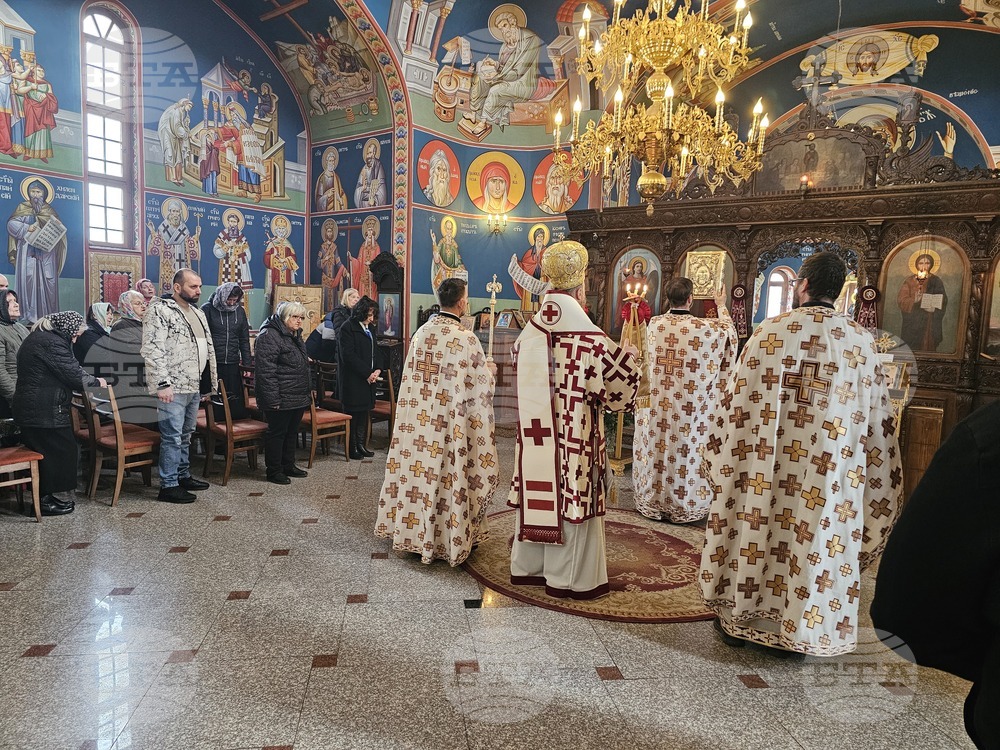 Русе - храм „Свети Архангел Михаил“ - литургия - епископ Макарий 