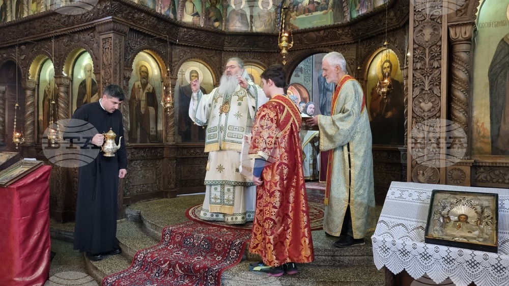 Търговище - Василиева света Литургия - митрополит Йоан