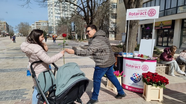 Кампанията „С цвете в ръка срещу репродуктивните проблеми“ събира средства за семейства