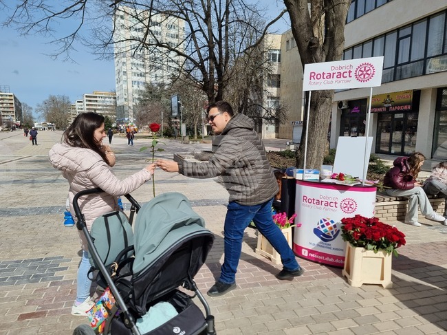 Кампанията „С цвете в ръка срещу репродуктивните проблеми“ събира средства за семейства