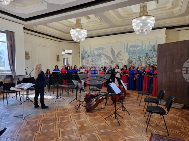 Празнично матине и теменужки подариха на дамите за празника от Общинския културен институт - Добрич