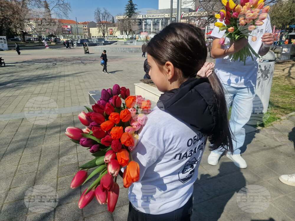 В Пазарджик деца и младежи подариха лалета по повод Деня на жената