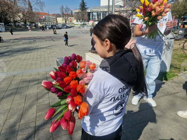 В Пазарджик деца и младежи подариха лалета по повод Деня на жената
