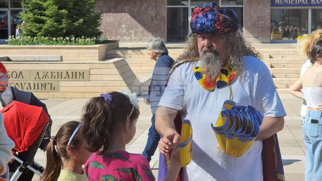 Актьорът и режисьор от Ямболския куклен театър Ангел Попов подготвя издание с детски коледни пиеси