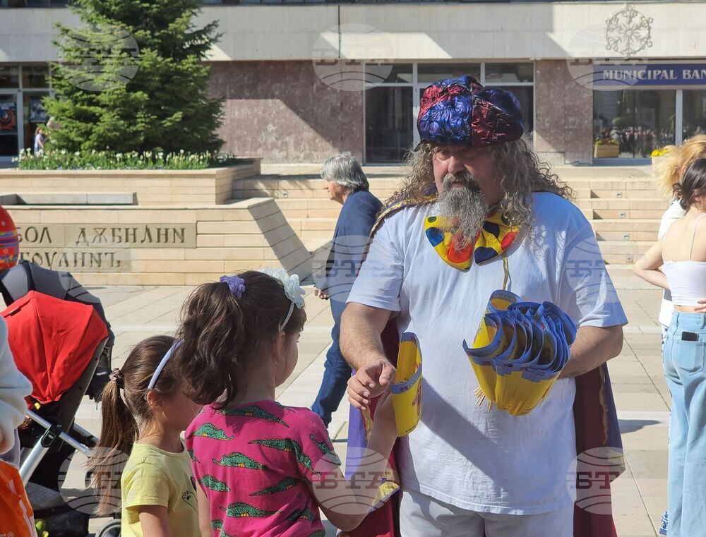 Актьорът и режисьор от Ямболския куклен театър Ангел Попов подготвя издание с детски коледни пиеси