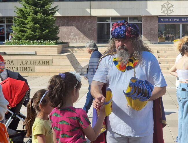 Актьорът и режисьор от Ямболския куклен театър Ангел Попов подготвя издание с детски коледни пиеси
