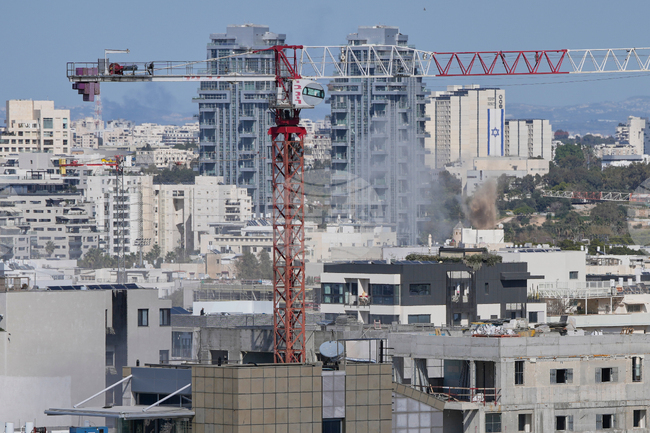 Един човек е загинал при иранска атака с ракети по Централен Израел, съобщиха спасителни екипи
