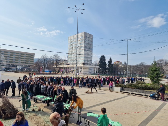 Близо 16 хиляди дръвчета бяха раздадени в Перник по инициатива на Гората.бг