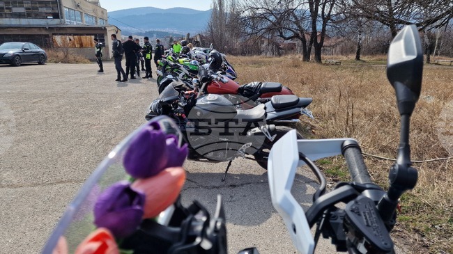 С водосвет беше дадено началото на мотосезона в Перник по инициатива на една от първите частни автошколи в града